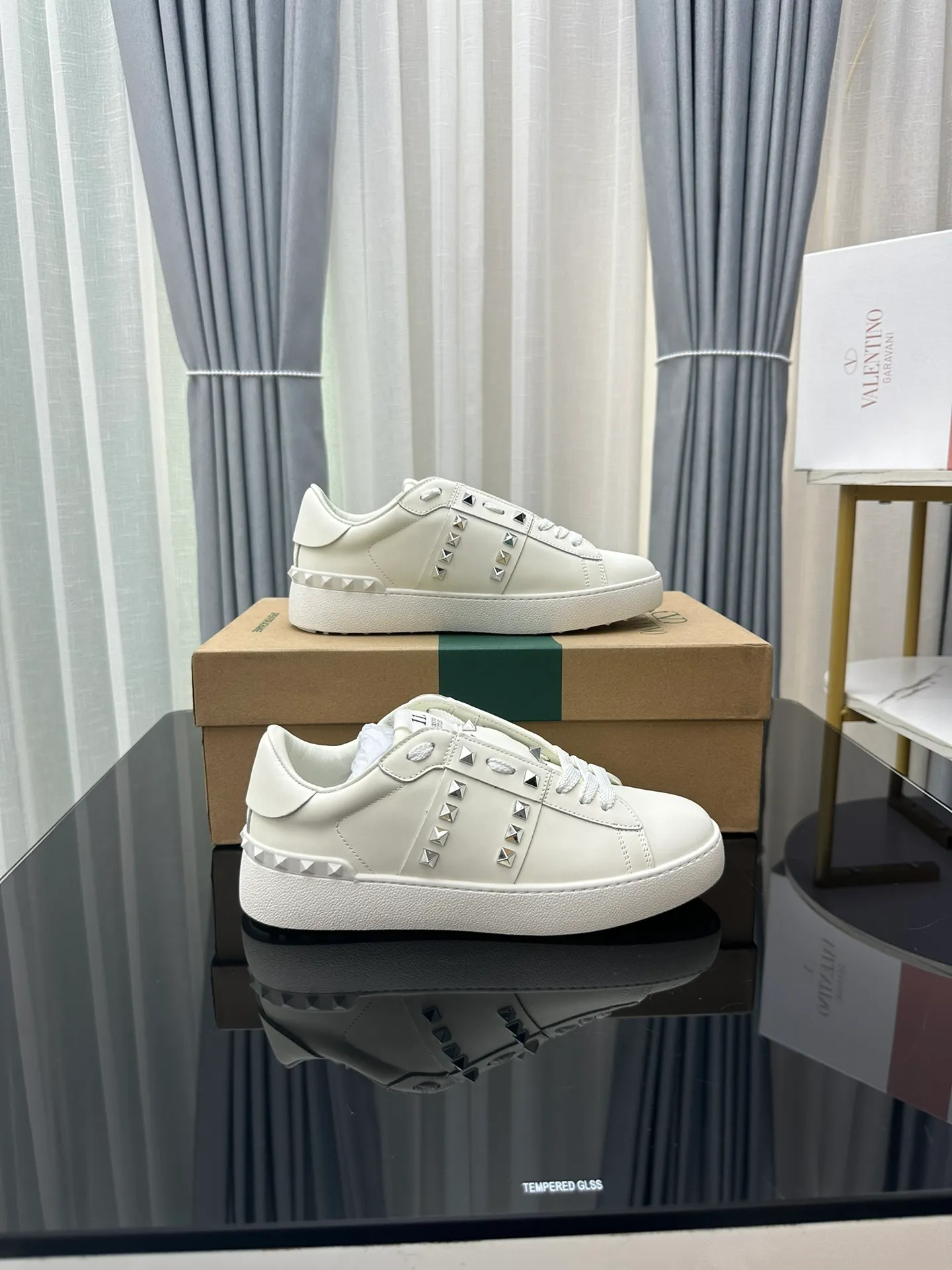 👟👟Ex-factory price 480👟👟 Women's shoes, women's clothing, Valentino Valentino GARAVANI OPEN DISCO, rivets, thick soles, casual sports shoes, heightening, white shoes, original purchase and development, production, V family classic series, rivet white shoes, hot sale at the counter, brand new, huge 6.5cm platform platform platform with original classic series, a perfect favorite for short people Comes with exquisite packaging at the counter 🛍📦 ▪️ Fabric: Original customized imported calfskin ▪️ Lining: Imported customized soft cowhide lining ▪️ Sole: Original molded ultra-light rubber foam material ▪️ Sole thickness: 6.5 ▪️ Size: Women's 35-45 (customized 45 is non-returnable